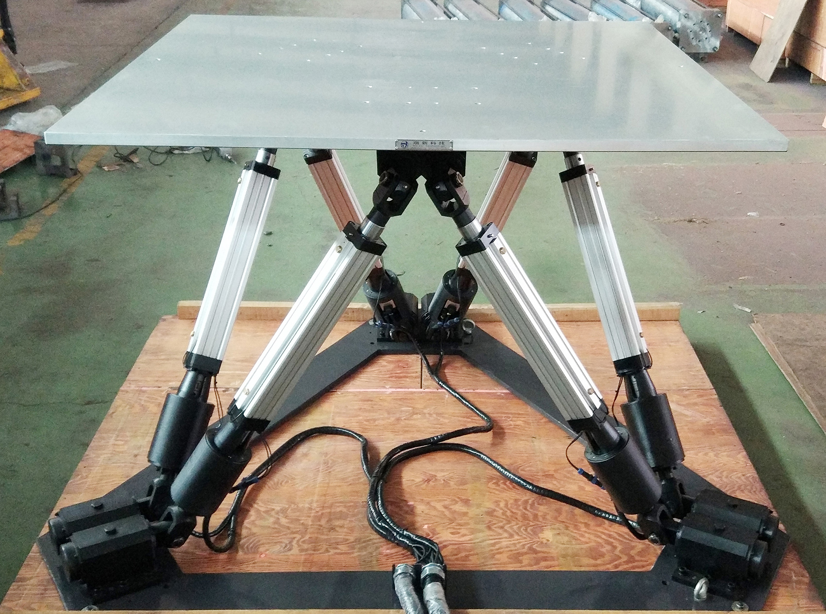 六自由度搖擺臺（直動-虎克鉸）